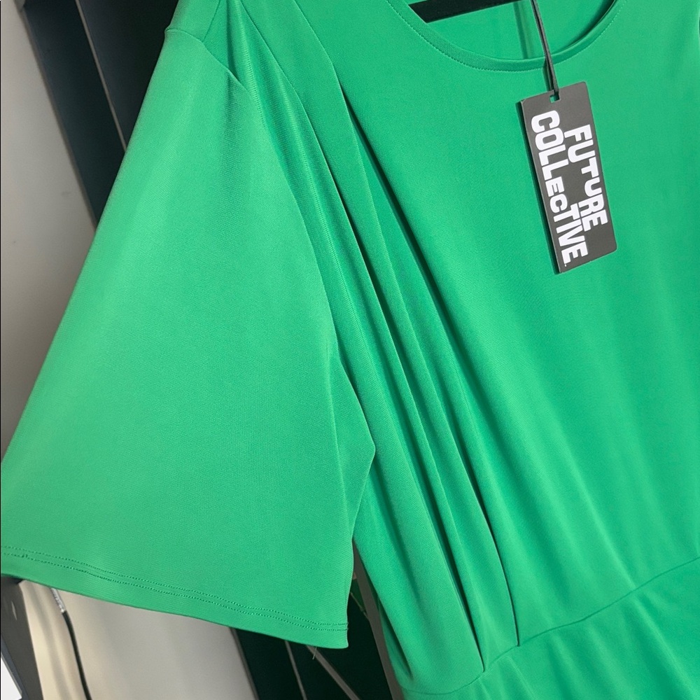 Future collective green round neck mid length draped dress short sleeve sz L nwt - Picture 2 of 5